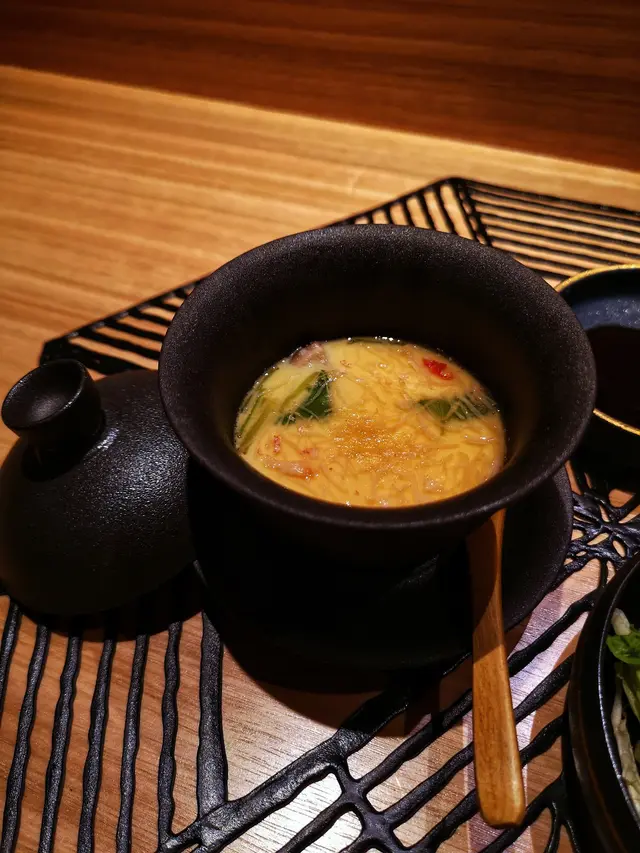 再來茶碗蒸，打開碗蓋已聞到陣陣蛋香，以上湯蒸成的蛋份外綿滑，口感只能說一個滑字，高水準之作配以元貝絲、雞肉粒、冬菇粒等，令口感更為層次豐富