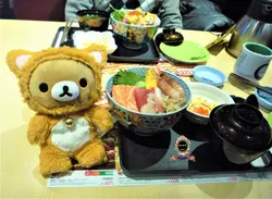 什锦刺身丼定食 + 海胆樱花丼定食 + 面豉汤 + 蔬菜沙律