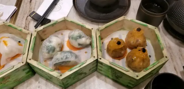 黑松露野菌石榴粿(右)