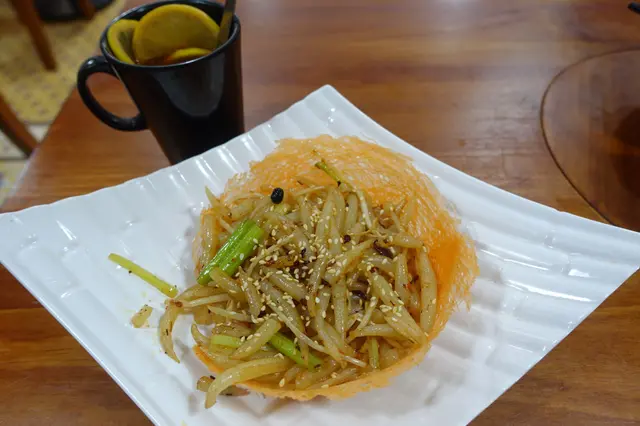 有4片檸檬，並附上兩包糖；茶膽頗濃，入口酸而苦！