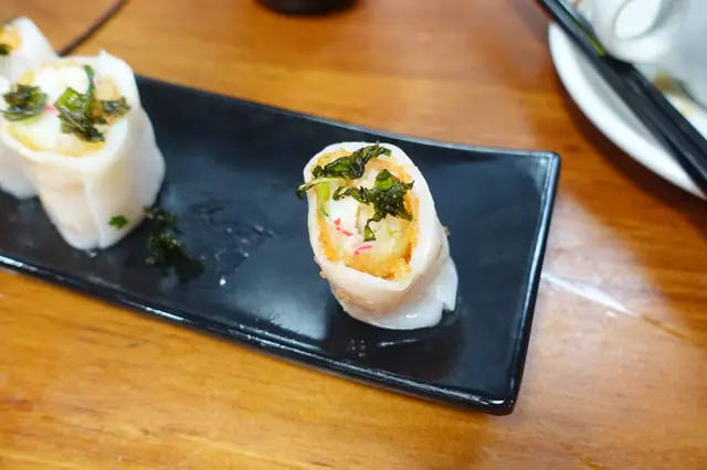 外面以腸粉包住，內裡是香脆口感，再加入蝦膠