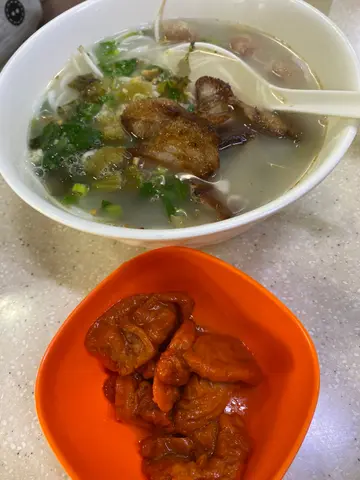 猪颈肉鱼皮饺酸斋米线