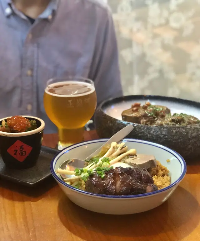 24小時慢煮伊比利亞叉燒,酒香獅頭鵝肝配溫泉蛋,香噴噴豬油撈飯