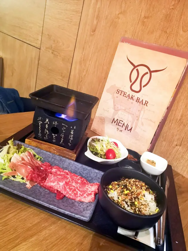 拼盤有３款——和牛前胸肉﹑牛肩肉和豚肉
上檯已見肉的色澤飽滿新鮮👍🏻
附上一個已加牛油的小火爐，一落和牛發出嘅吱喳聲...都咪話唔頂癮🤤🤤
火候夠強，薄身的和牛輕輕微燒三兩下已散發出牛油同牛肉嘅香氣
咬落軟滑香濃，齒頰留香

豚肉肉質同樣夠豐潤鮮嫩，全熟都不會覺得韌，
撈埋飯口感更豐富，一啖肉一啖飯完全停唔到口，店員唔該再嚟一份丫！