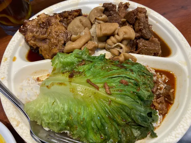 日式豬軟骨、柱候牛腩及豬大腸飯