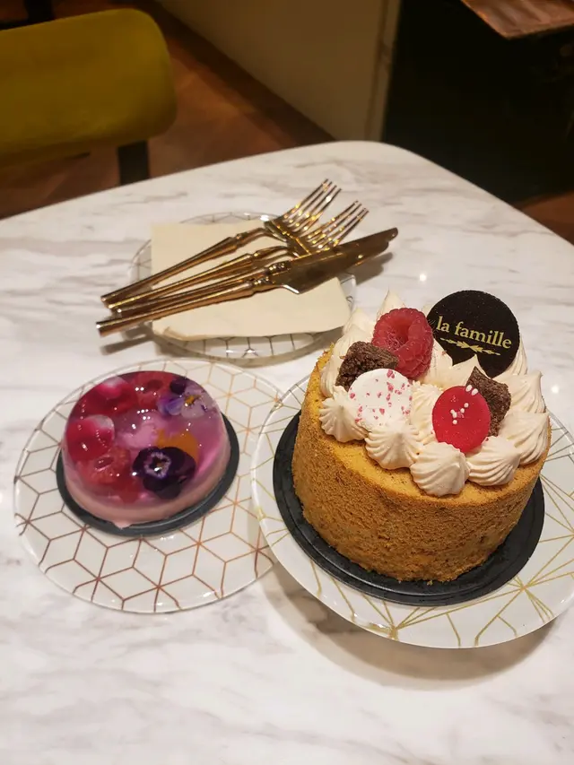 焦糖完熟香蕉戚風蛋糕和荔枝红桑莓大巴伐利亞