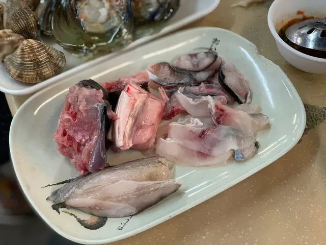 海鮮如海蝦、沙白、帶子、大獅蚶、大魚頭、魚卜、鱔片、脆肉鯇魚片等都係任食，
第一次食獅蚶咁大隻，肉質肥美多汁，值得一試！👍🏻
大魚頭、鱔片、脆肉鯇魚片都好新鮮，
媽咪級同事最鐘意九肚魚，好少何九肚魚都有得任食