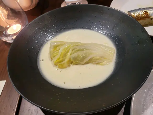 野生鱈魚配椰菜及燻魚籽伴鯷魚溫熱醬