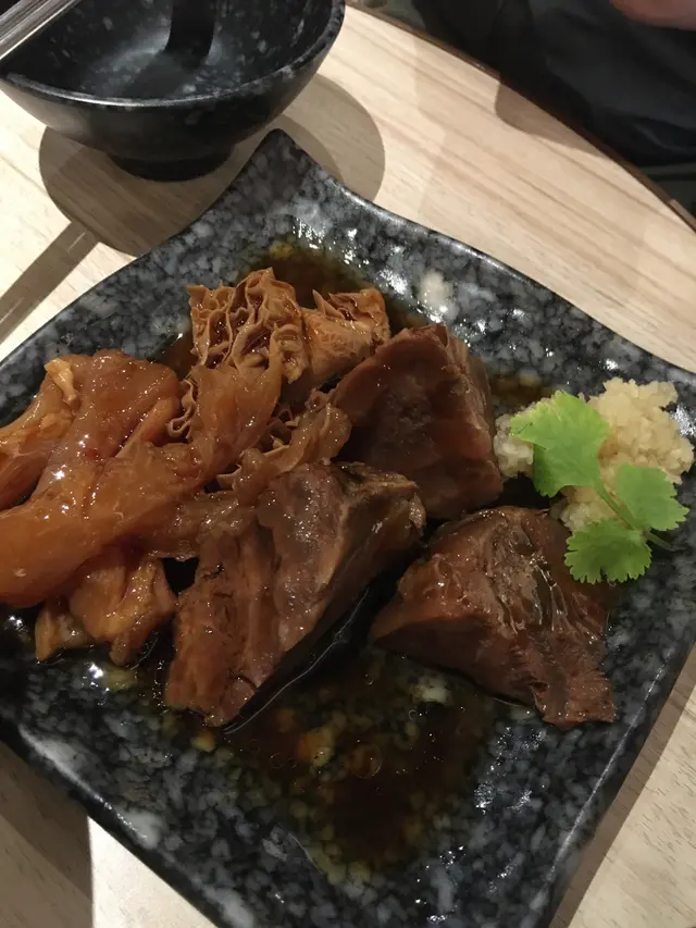 呢間店舖主打牛肉類，當然要試下佢d滷味出唔出色！牛根好淋、牛輾唔un、牛肚好入味！唔錯！不過百物騰貴，預左肉分量不多。