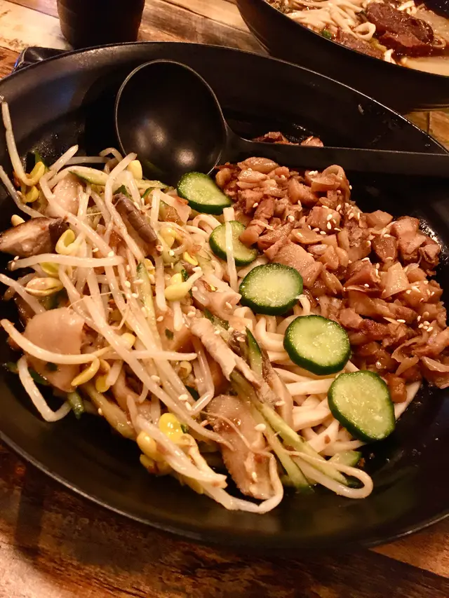 係佢地餐廳招牌推介菜,有菇菌同魯肉碎,配有酸酸甜甜汁撈,幾夾的拌麵!