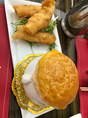 酥皮龙虾汤拼蒜香卷