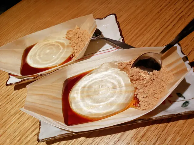 最後以雨滴餅結束我們的豪華之食
這個比之前吃過的小小水信玄餅更為大份扁身
黃豆粉味道濃,點黑蜜就清甜一點