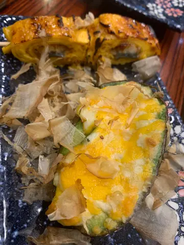 烧牛油果，焦糖鳗鱼芝士玉子