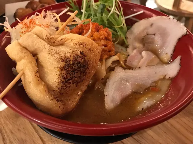 日式巾着係成個福袋咁嘅腐皮,包咗粉絲、蒟蒻同香蔥,個樣幾可愛