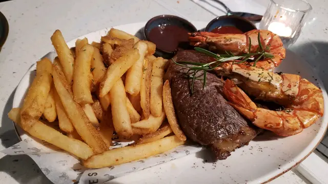 燒肉眼牛扒配大蝦薯條