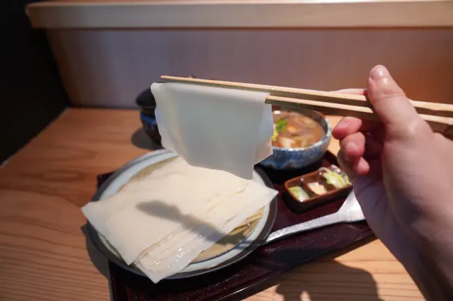 雞肉入沾白布烏冬