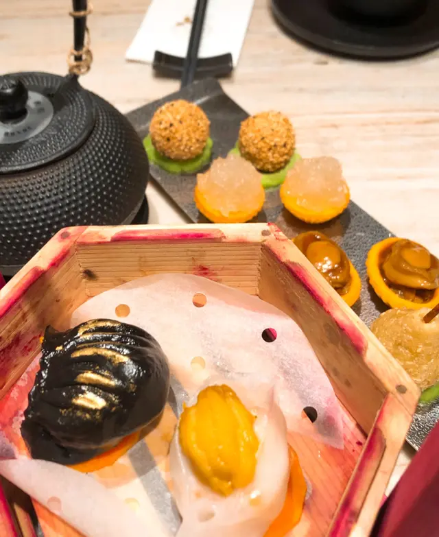 海膽鳳眼餃+金箔墨汁蟹粉鮮蝦餃