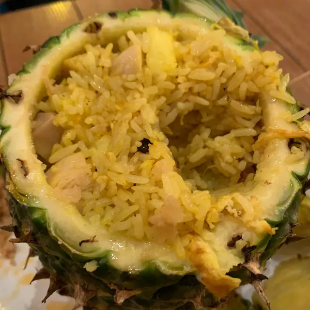 招牌菠蘿炒飯配虎蝦