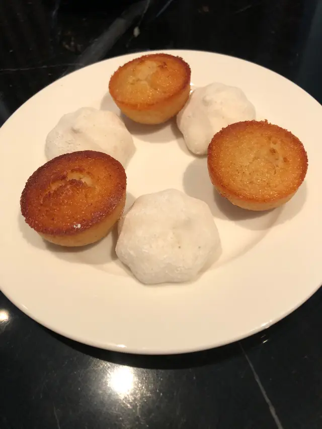 很貼心地再配上似杜拜的小蛋糕和軟棉棉棉花糖的茶點，跟煎茶/咖啡都很相配。本身以為是蛋白餅，一拎起手原來是軟棉棉，簡直是非常驚喜❤️