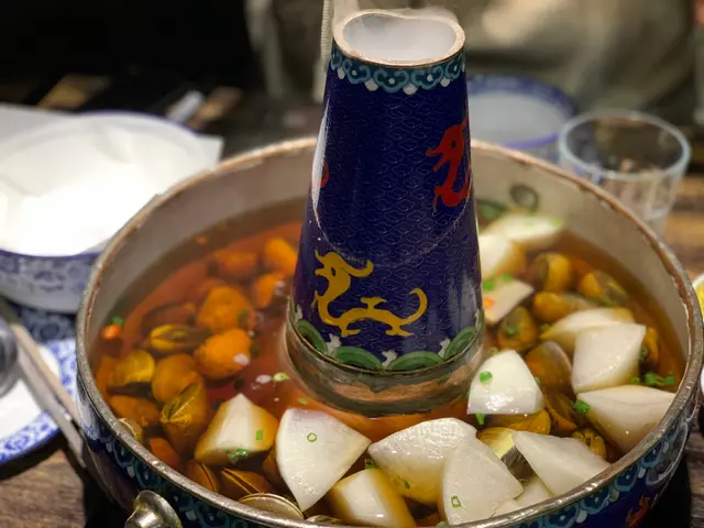 好多蜆呀！😍
全部蜆都好大隻，
多到一個碗都裝唔晒，
粗略估計應該有50-60隻，好誇張！😂😂
最重要係冇沙！
成個湯底都好清甜！
配上白蘿蔔，吸晒湯汁，味道一流！☺️