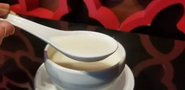 
甜品永遠是女人的至愛，過年點都要滋潤一番，這款杏汁蛋白，杏香鼻味，滑滑的蛋白，滋補養顏。

