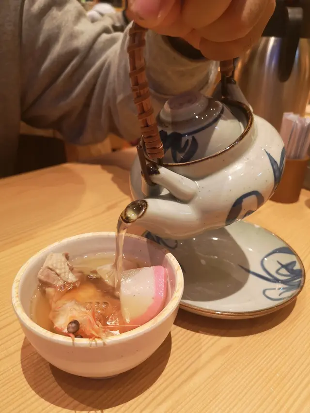 海鮮湯用菜壺盛裝,先撈起想吃的食材,再倒湯進小碗品嘗,很是有趣,
有魚肉、雞肉、大蝦等,非常豐富,喝起來也倍感鮮甜,層次豐富