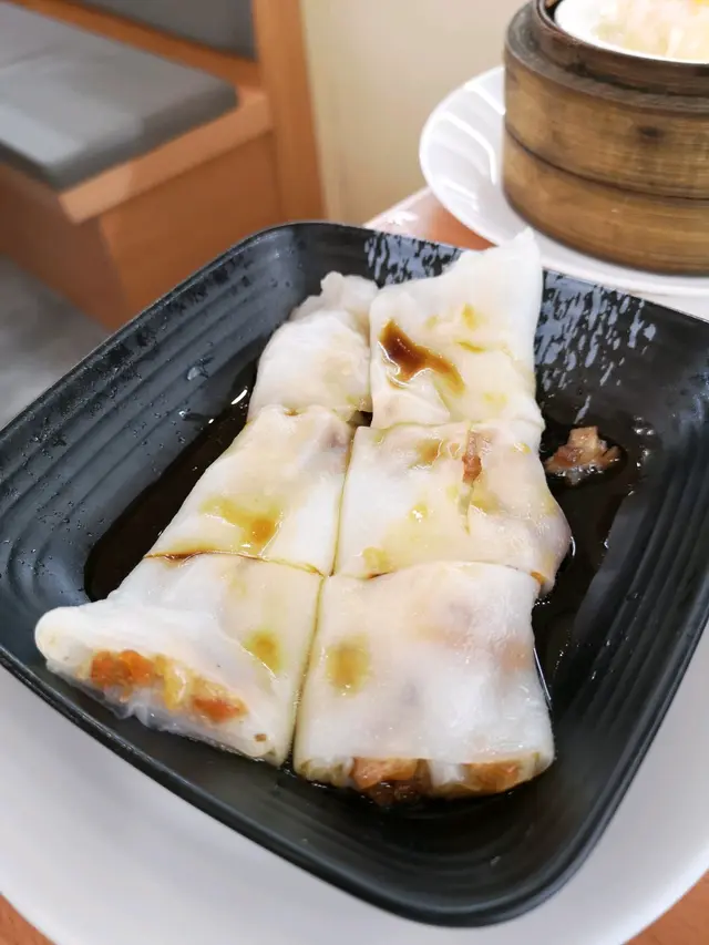 我估我去龍津食個大陸版櫃桶腸粉都比依碟收我30幾蚊既垃圾腸粉來得正常，杏家橙你用豬皮包肉呀，個皮厚度超越3mm，難食到pk，我懷疑依度個廚櫃根本唔識做廣東點心