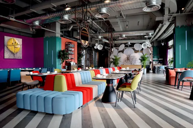 餐廳內也展示了不少藝術畫作