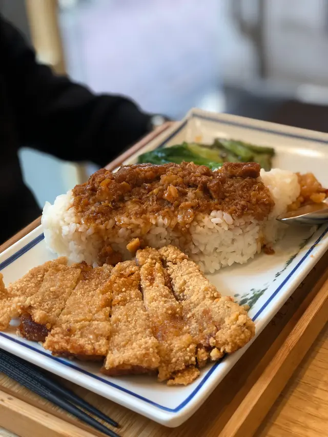   滷肉香酥排骨便當