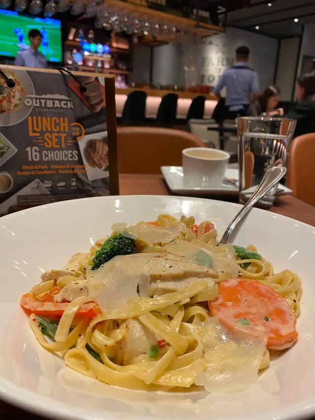 芝士白汁燒雞肉雜菜寬麵