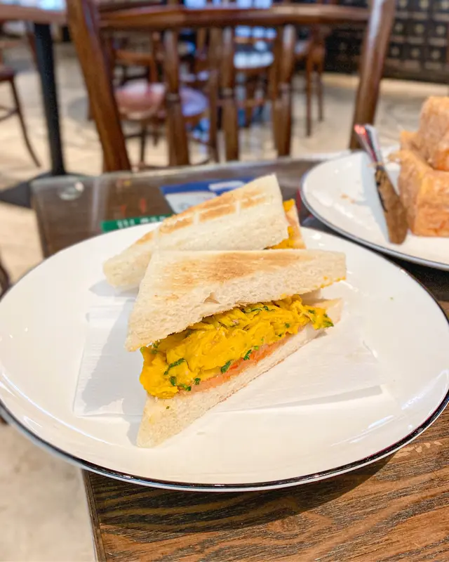 芫茜滑蛋煙三文魚三文治