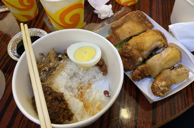 炸脾椰漿飯
- 生炸雞脾
- 椰漿飯(Nasi Lema, 用椰漿煲既飯)
- 自家乾炒魚仔
- 自家製南洋辣醬 (Sambal,參峇醬)
- 花生
- 蛋
- 食完先記得影相既青瓜