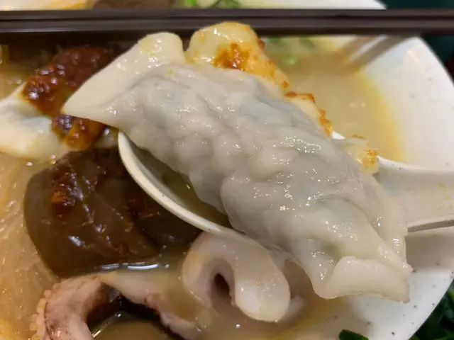 餃子皮厚薄適中,咬落去仲有幾分彈性,
唔會係好粉嘅質地,
豬肉同菜嘅份量各半,不錯吃!