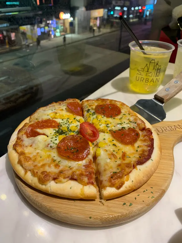 意式辣肉腸拉絲水牛芝士手工薄餅