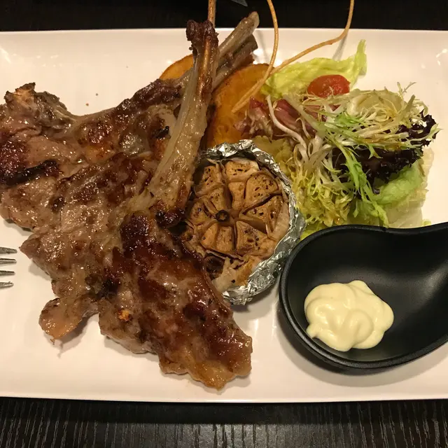 很用心的一間小店，推介。只有20個座位，晚餐可致電book位，逢星期一休息，職員很有禮貌。