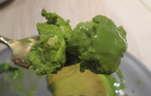 蘸上抹茶朱古力醬，進一步提升抹茶香