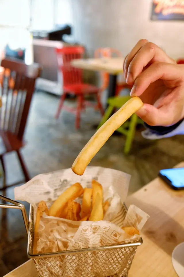 脆炸粗直薯配松露蛋黃醬