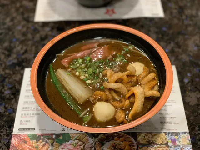 湯底跟足傳統，加左少許豬血，味道濃稠正宗！
金邊粉香滑，吸湯一流！
牛肉有美國肥牛、安格斯牛肉、飛驒和牛三種選擇，
和牛小編就冇在「泰濃麵」食過，
不過確實食得出安格斯牛肉比美國肥牛更好，
肉質更香，更有嚼勁，值得一試！👍🏻