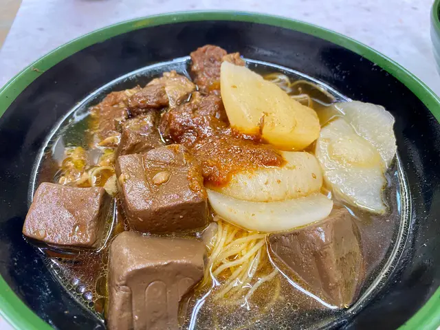 三餸車仔麵(牛腩 豬紅 蘿蔔)