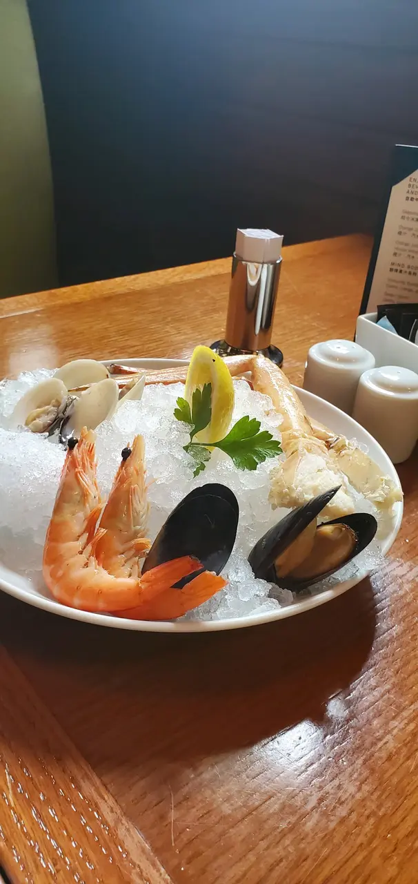 一坐下侍應就為我們放下每枱預定的頭盆和有關醬汁