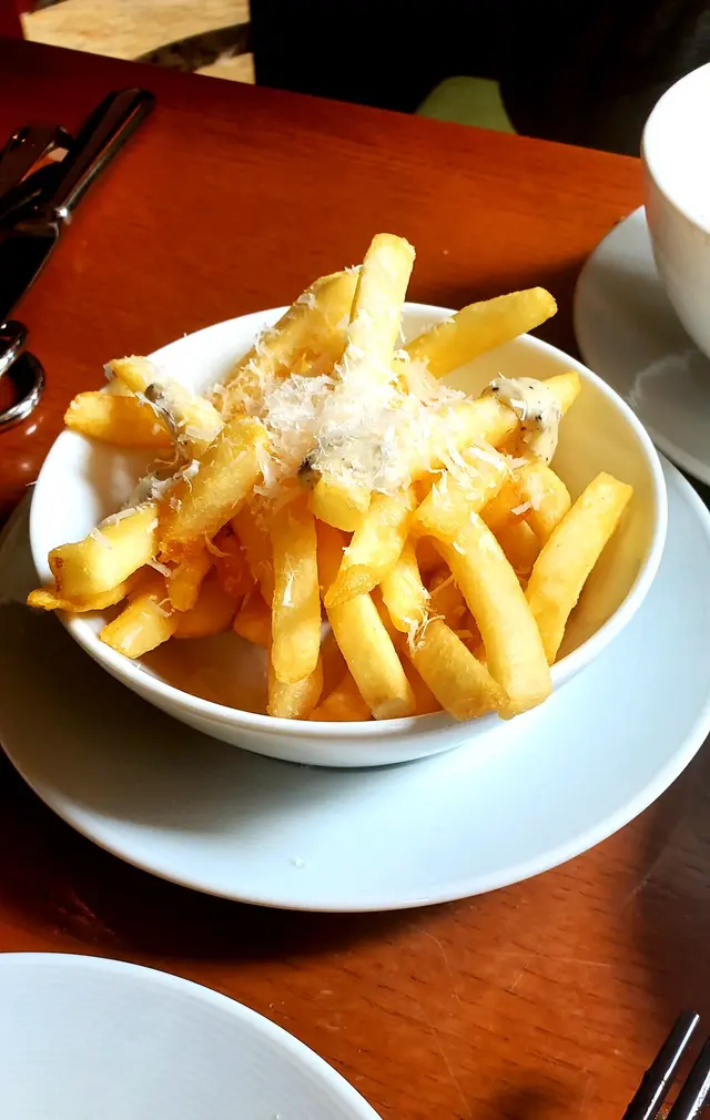 碎芝士夠鹹香好"正"，又不失薯條味…但松露少得可憐，其實就叫芝士薯條會貼切多😅