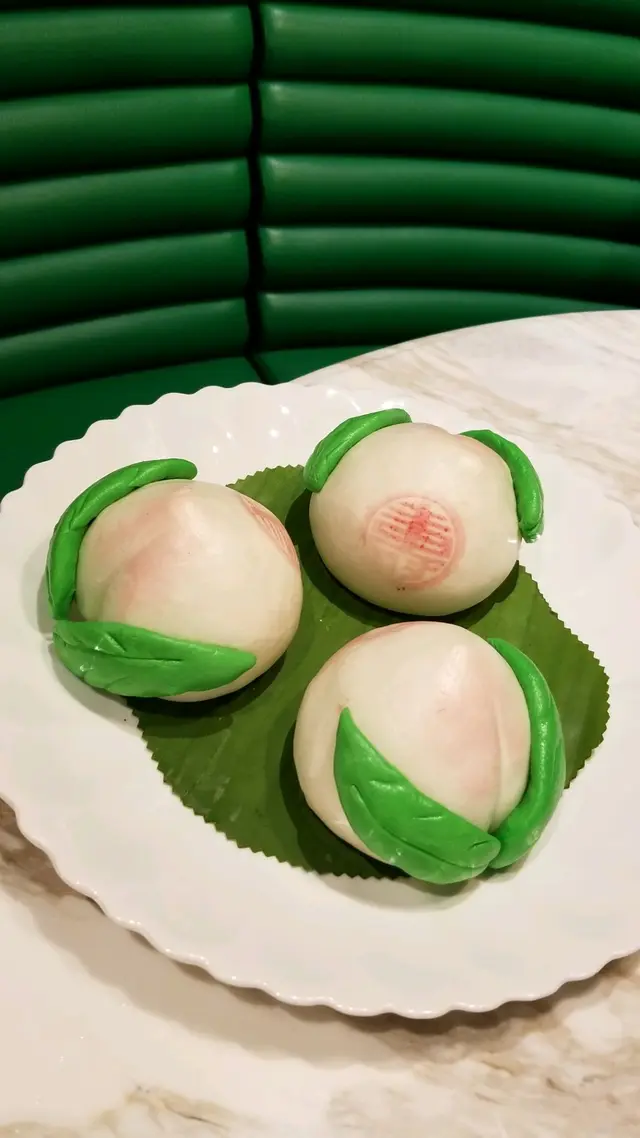 白蓮蓉蛋黃壽包，造型精緻。每個$40，需提前預訂。