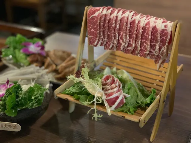 肥牛有小和大兩個size,
我地order左大,
不過份量比我想像中少,
颜色唔係好鮮艷,
不過勝在肉香有嚼勁!