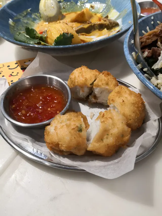 呢個蝦餅店員講，今天改為墨魚餅，食咗一件才記得拍照。