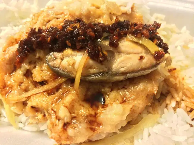 咸魚肉餅飯加英記辣椒油