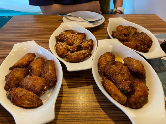 地理位置有啲偏僻，但係餐廳環境極度舒服💯雞翼都好好食。深黃小店  但係見都唔係幾夠人幫襯😞💛如果行旺角行到攰可以上去叫少少野食坐下休息下💛