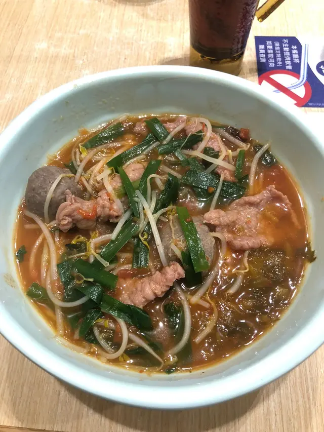 配菜不少，然而米粉散碎，酸辣湯底還有一股蕃茄的味道，一開始我還以為是錯單。酸不夠酸，辣不夠辣。