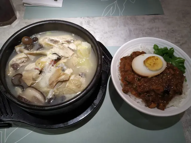 花膠雲腿雞鍋配肉燥飯