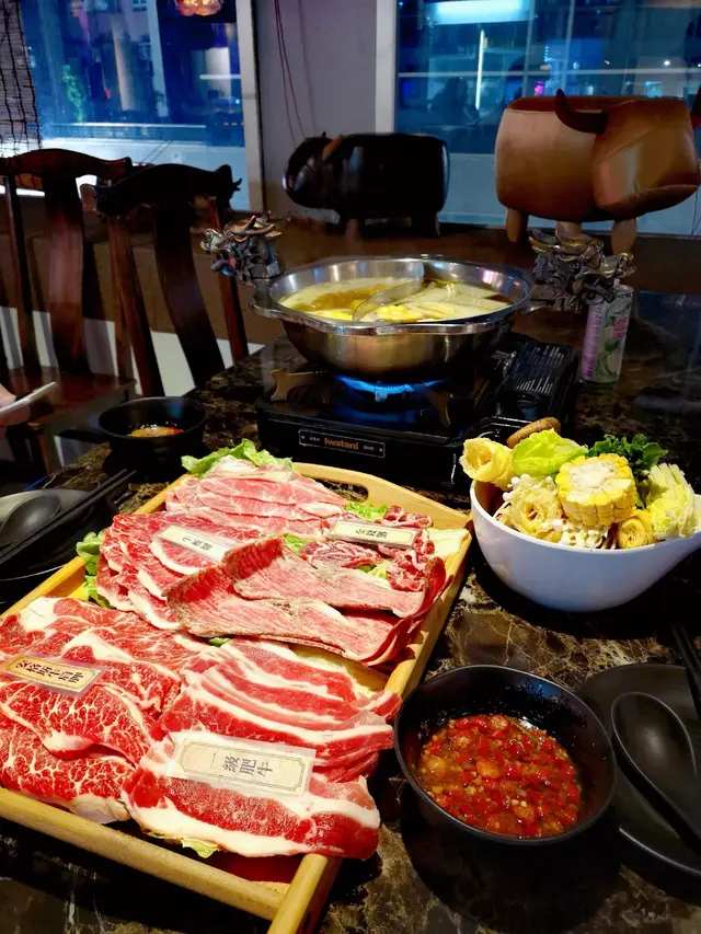 然後就到我們重點的和牛大拼盤
每款肉上都有小紙標示種類,非常不錯,
也方便加單時記得自己喜歡吃哪種
肉類依次是安格斯牛肩胛﹑牛板腱﹑黑毛豬﹑一級肥牛﹑澳洲M5和牛肩小排﹑金錢𦟌
我個人比較喜歡吃軟腍口感,安格斯牛肩胛和牛板腱就非常薄切鮮嫩,牛味濃厚豐富,油脂平均
朋友喜歡吃有質感有嚼口一點的就推介一級肥牛和澳洲M5和牛肩小排
金錢𦟌是帶筋組織的口感,很容易咬也很爽口彈牙
黑毛豬我也非常愛,肉味濃郁鮮嫩