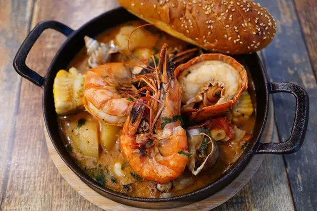 龍蝦海鮮大什燴跟蒜蓉包
